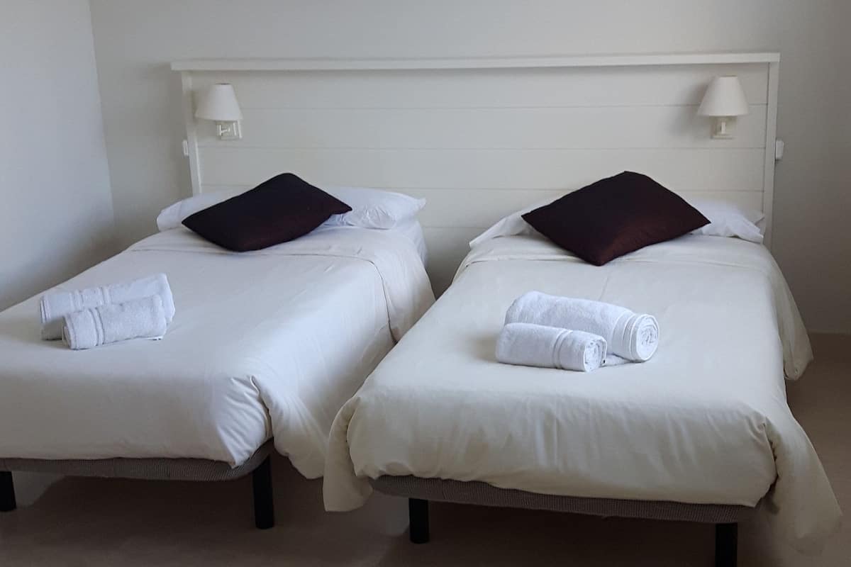 Paritalo, 3 makuuhuonetta | Ylelliset vuodevaatteet, untuvapeitot, silitysrauta/-lauta, vauvansängyt