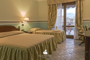 Minibar, in-room safe, desk, blackout curtains - Afrodite Boutique Hotel (Bovalino)