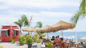 Praia particular nas proximidades, areia branca, espreguiçadeiras