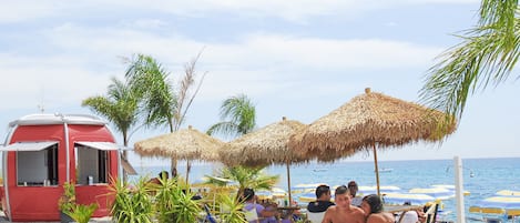 Plage privée à proximité, sable blanc, chaise longue, parasol