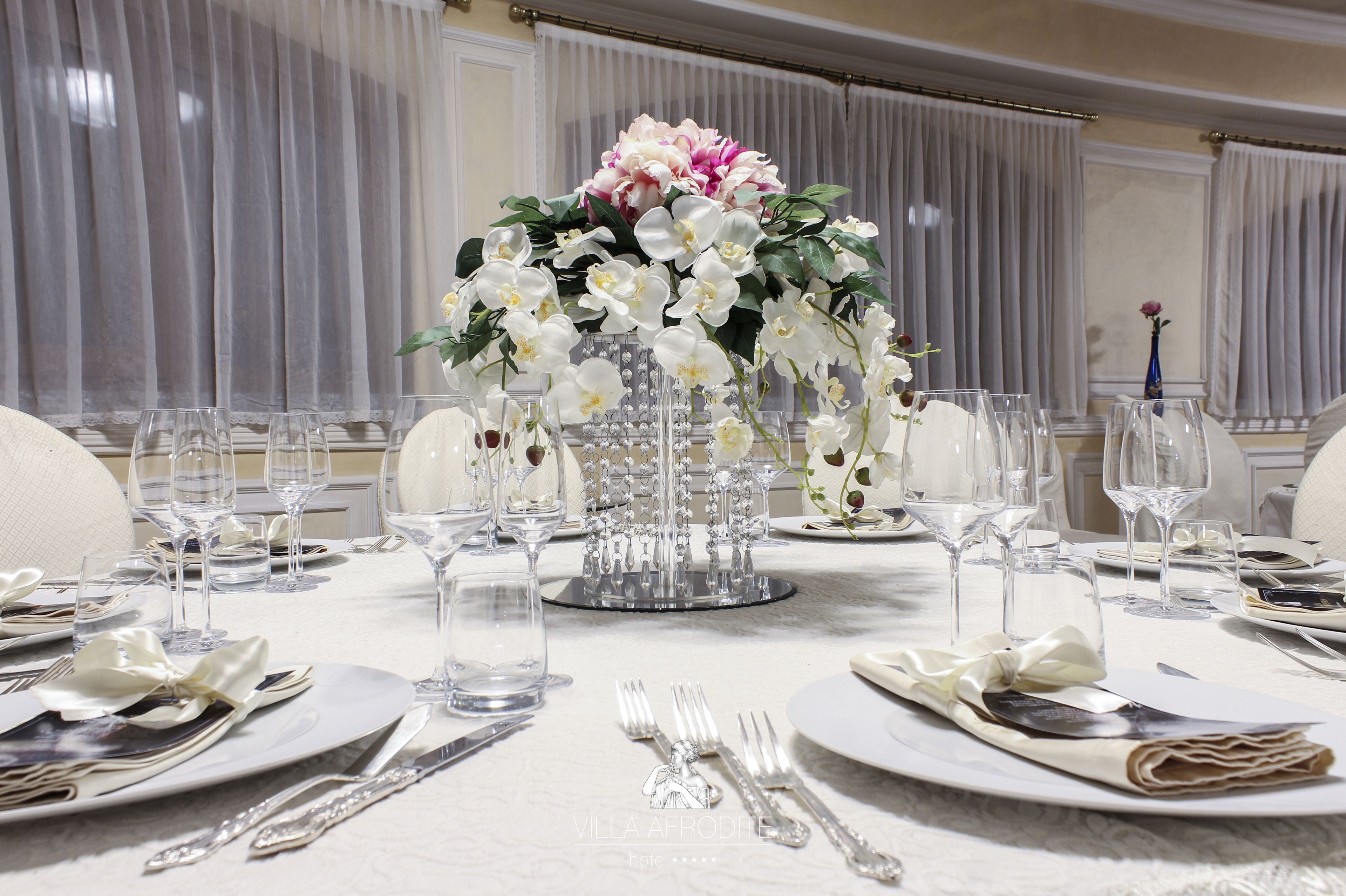 2 ravintolaa, joissa tarjoillaan aamiainen ja lounas; merenantimet 