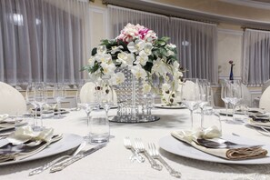 2 restaurants, breakfast, lunch, dinner served; seafood