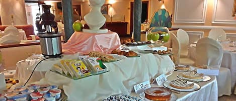 Petit déjeuner continental (10 EUR par personne)