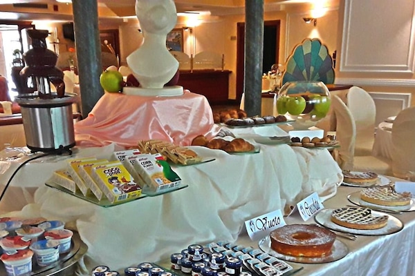 Daily continental breakfast (EUR 10 per person)