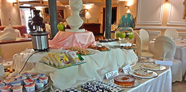 Daily continental breakfast (EUR 10 per person)