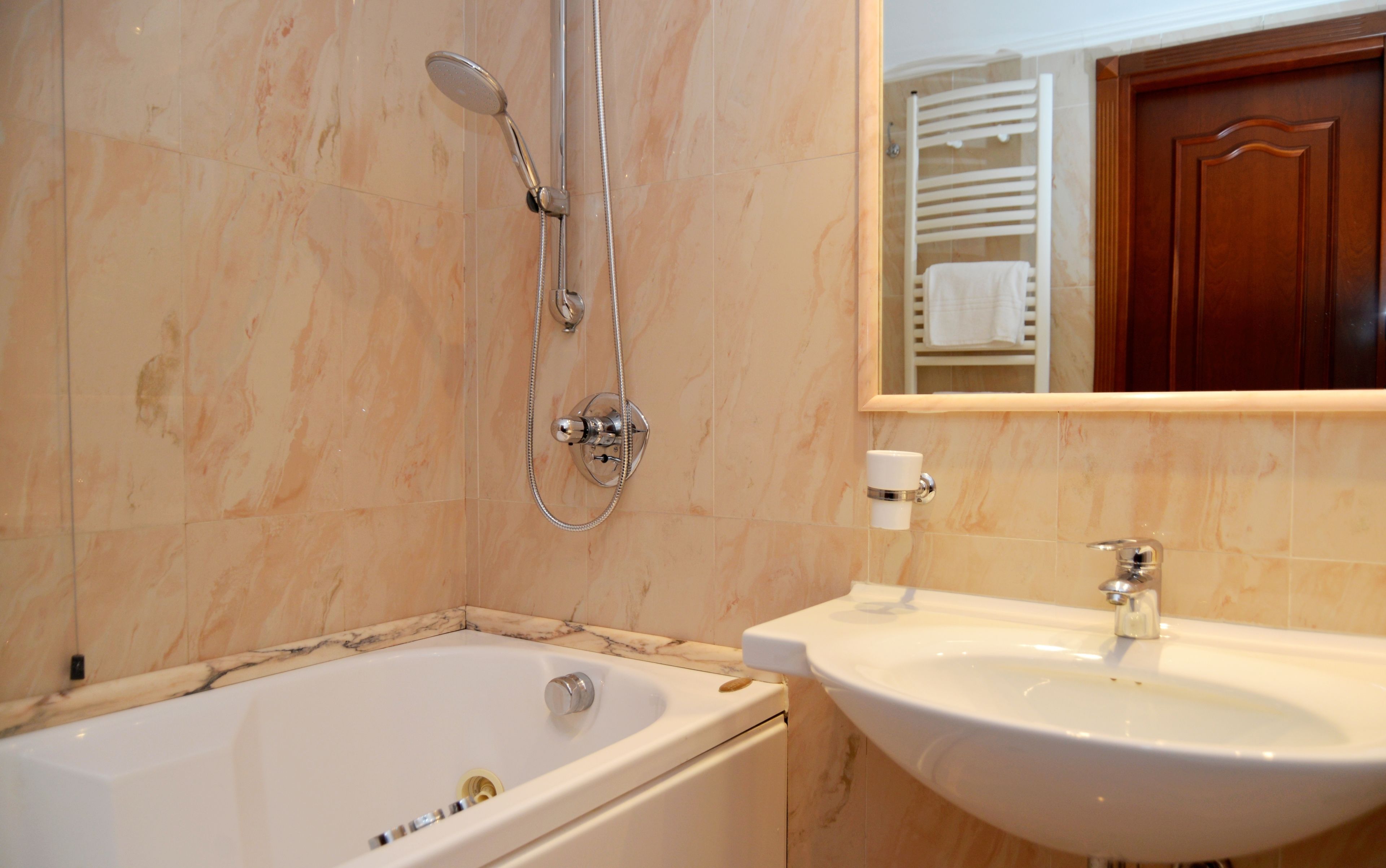 Badewanne, Whirlpool, Haartrockner, Hausschuhe