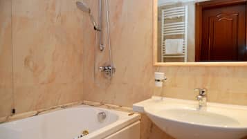 Badewanne, Whirlpool, Haartrockner, Hausschuhe