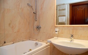 Bathtub, jetted bath, hair dryer, slippers - Afrodite Boutique Hotel (Bovalino)