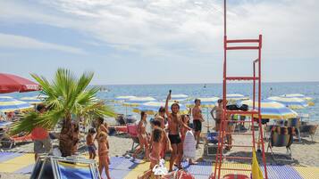 Plage privée à proximité, sable blanc, chaises longues, parasols
