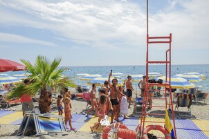 Playa privada cerca, arena blanca, tumbonas y sombrillas