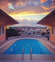 Una piscina al aire libre de temporada