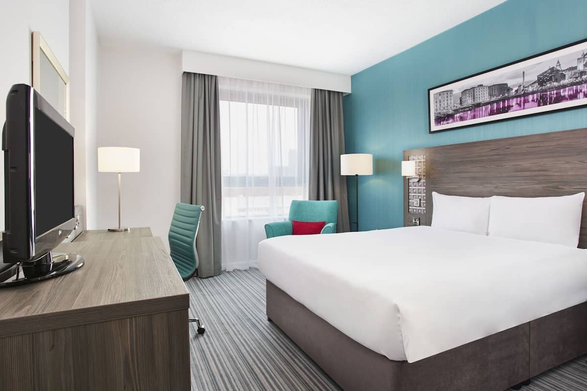 Odada kasa, masa, ütü/ütü masası, ücretsiz portatif/ilave yatak