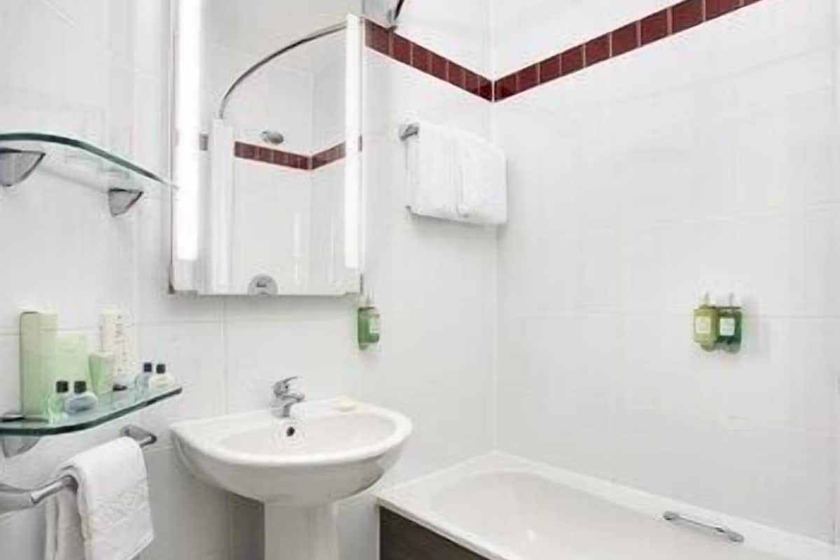 Banyo | Duş/küvet kombinasyonu, saç kurutma makinesi, havlu, tuvalet kâğıdı