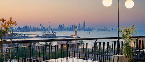 2 restaurants, breakfast, lunch, dinner served; international cuisine