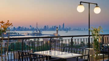 2 restaurants, breakfast, lunch, dinner served; international cuisine