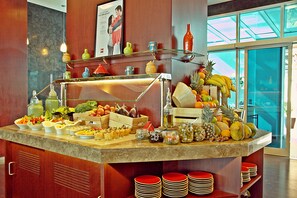 Päivittäinen buffetaamiainen (4 KWD per henkilö)