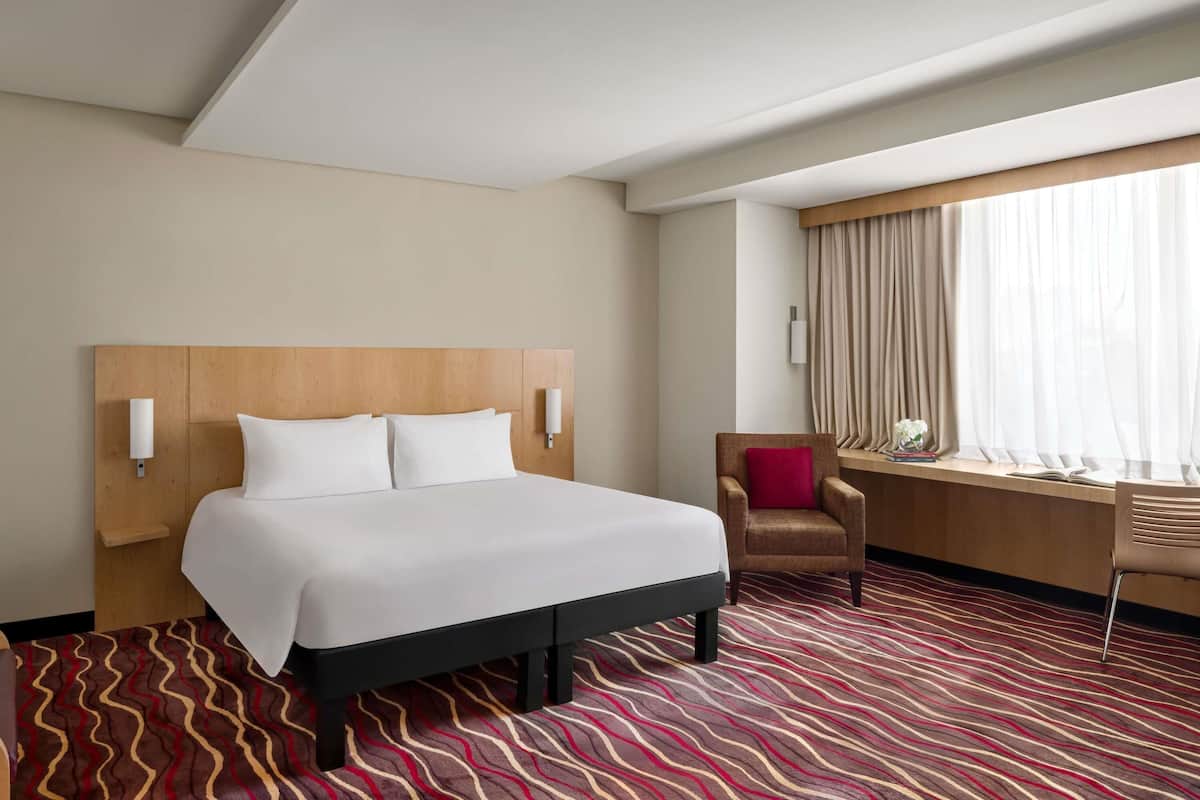 Premium bedding, in-room safe, desk, laptop workspace
