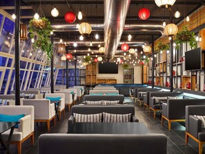 2 restaurants, serveren ontbijt, lunch, diner, internationale gerechten