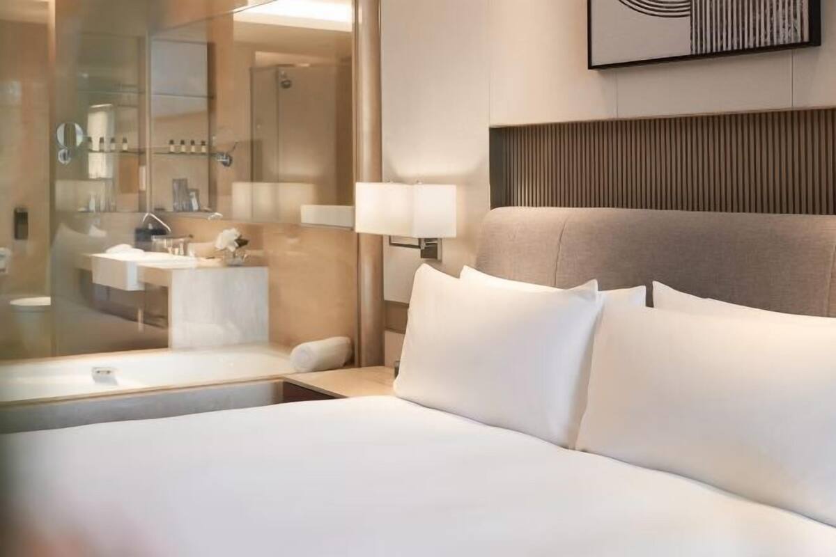 1 Schlafzimmer, hochwertige Bettwaren, Zimmersafe, Schreibtisch