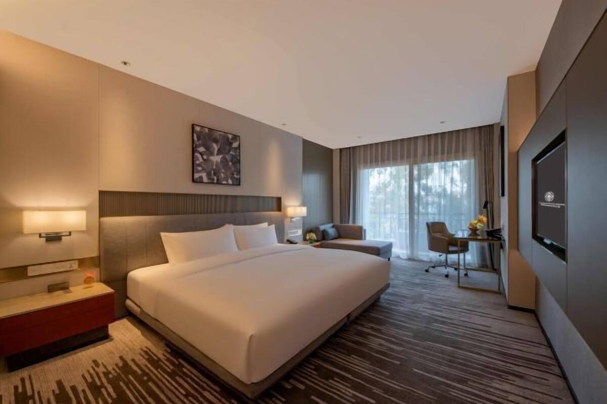 1 bedroom, premium bedding, in-room safe, desk