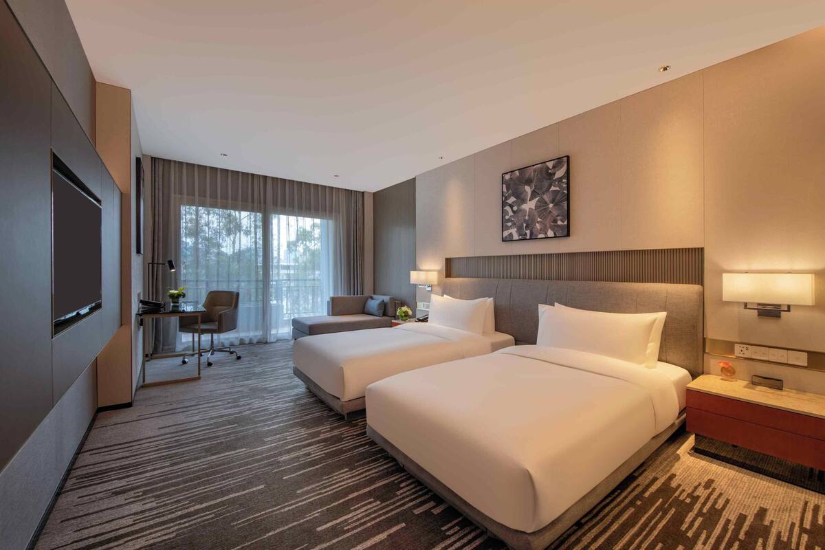 1 Schlafzimmer, hochwertige Bettwaren, Zimmersafe, Schreibtisch