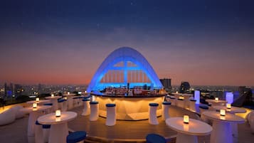4 bars/lounges, Champagne bar
