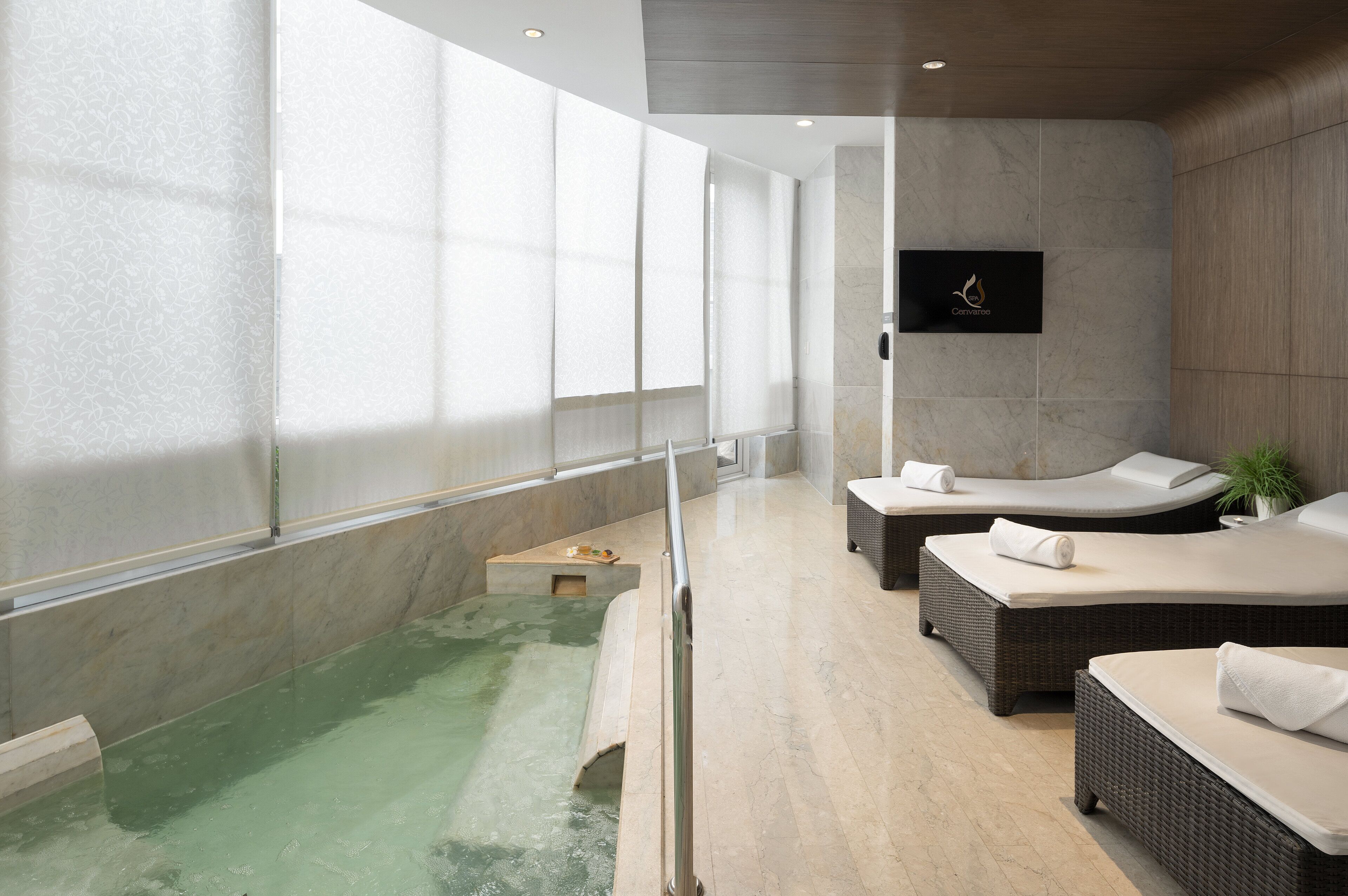 Couples treatment room(s), sauna, hot tub, steam room