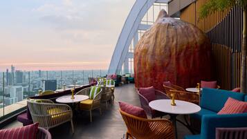 4 restoran, melayani sarapan, makan siang; sajian masakan internasional