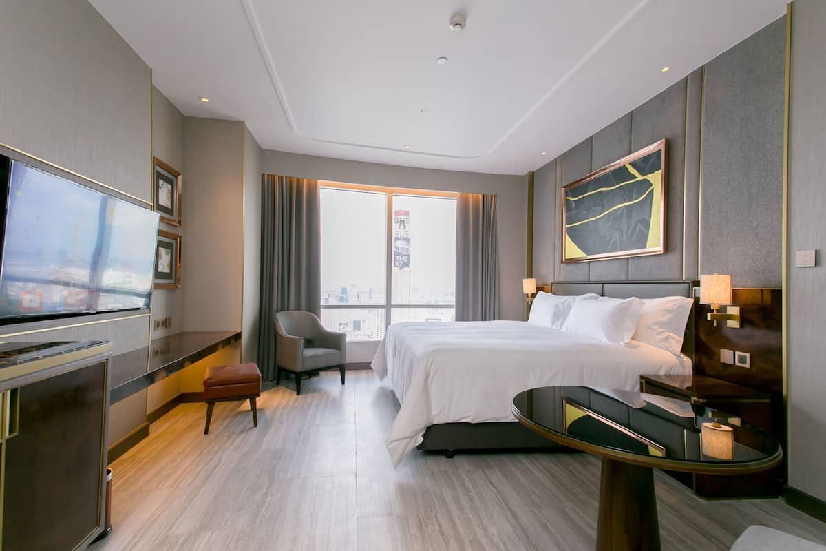 Premium bedding, minibar, in-room safe, desk