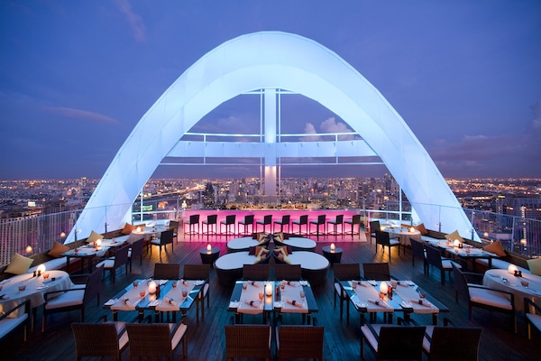 4 restaurants; breakfast, lunch and dinner served