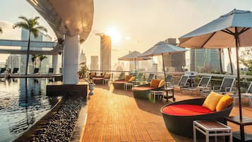 Εξωτερική πισίνα, ομπρέλες πισίνας, ξαπλώστρες