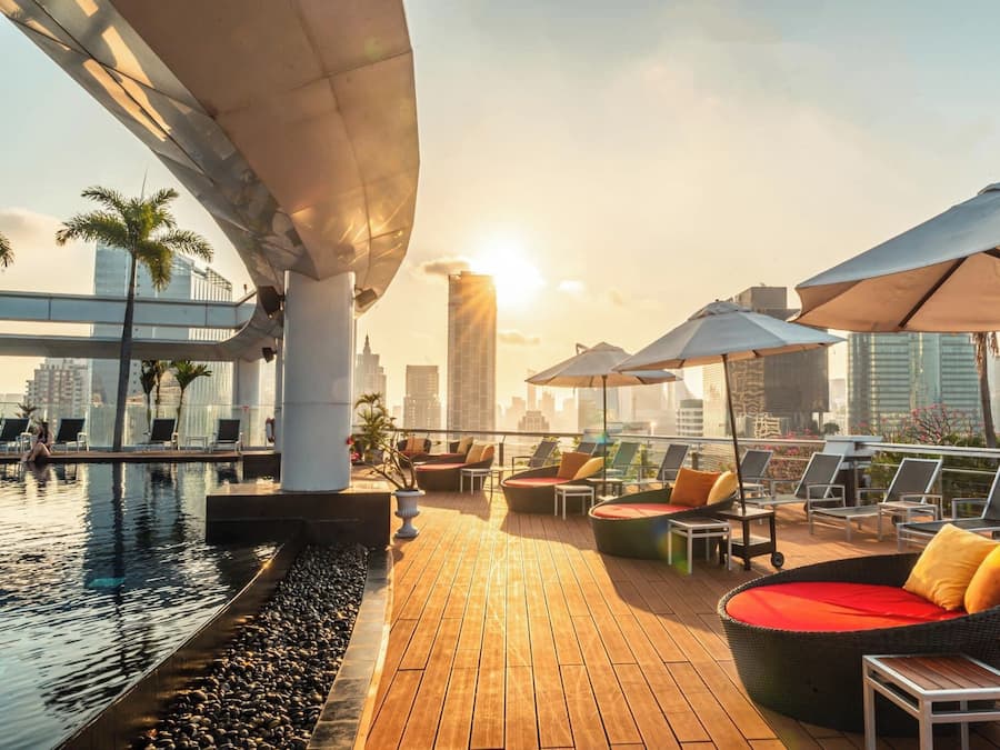 Kolam renang terbuka, payung kolam, kerusi lepak pantai