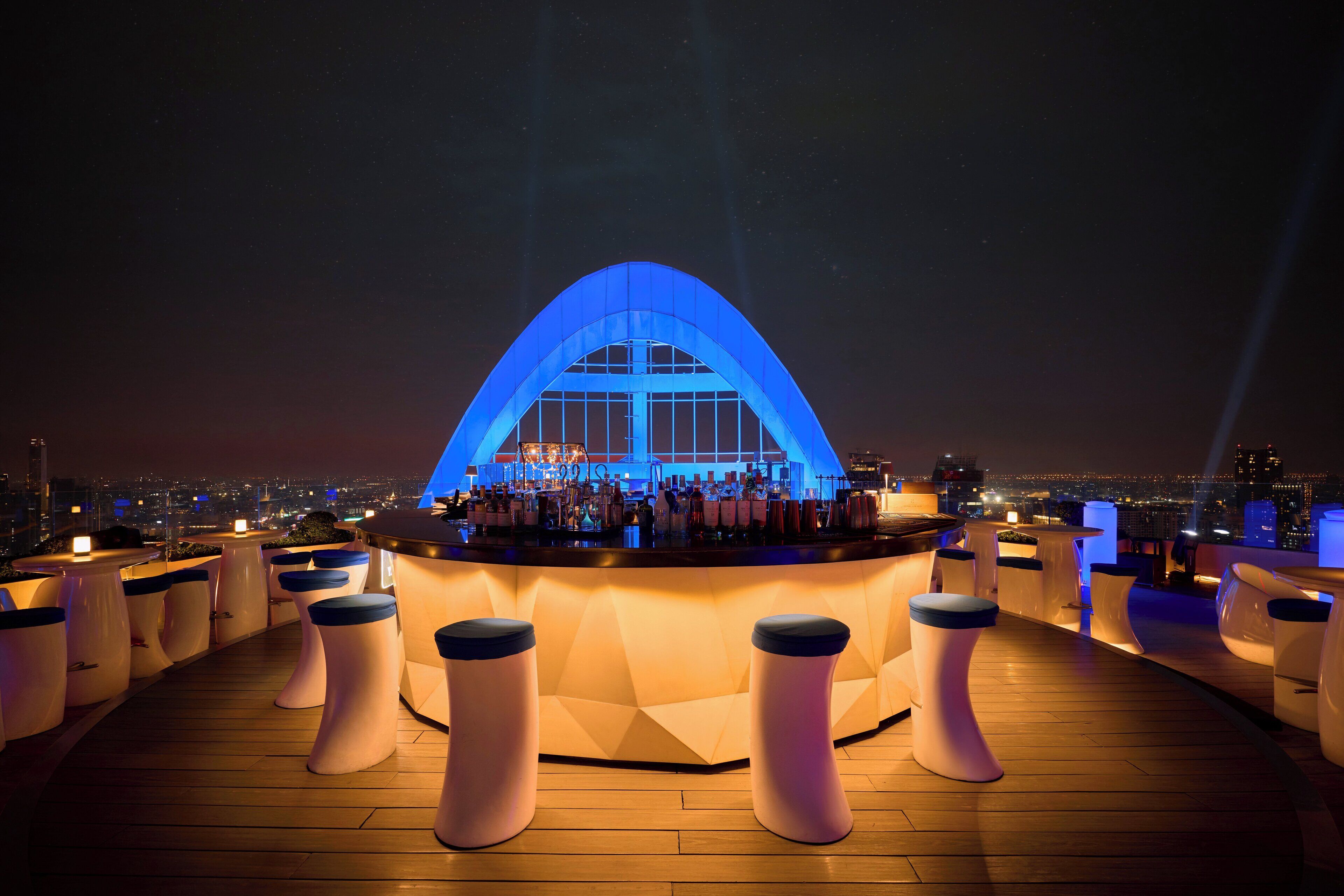 4 bars/lounges, Champagne bar