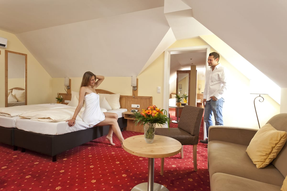 Suite | Minibar, safe på rommet, skrivebord og lydisolert