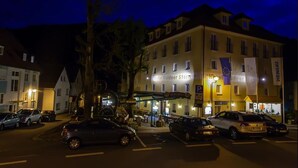 A hotel with a sign reading "Hotel Goldner Stern" and flags indicating it is a European hotel. - AKZENT Hotel Goldner Stern (Wiesenttal)
