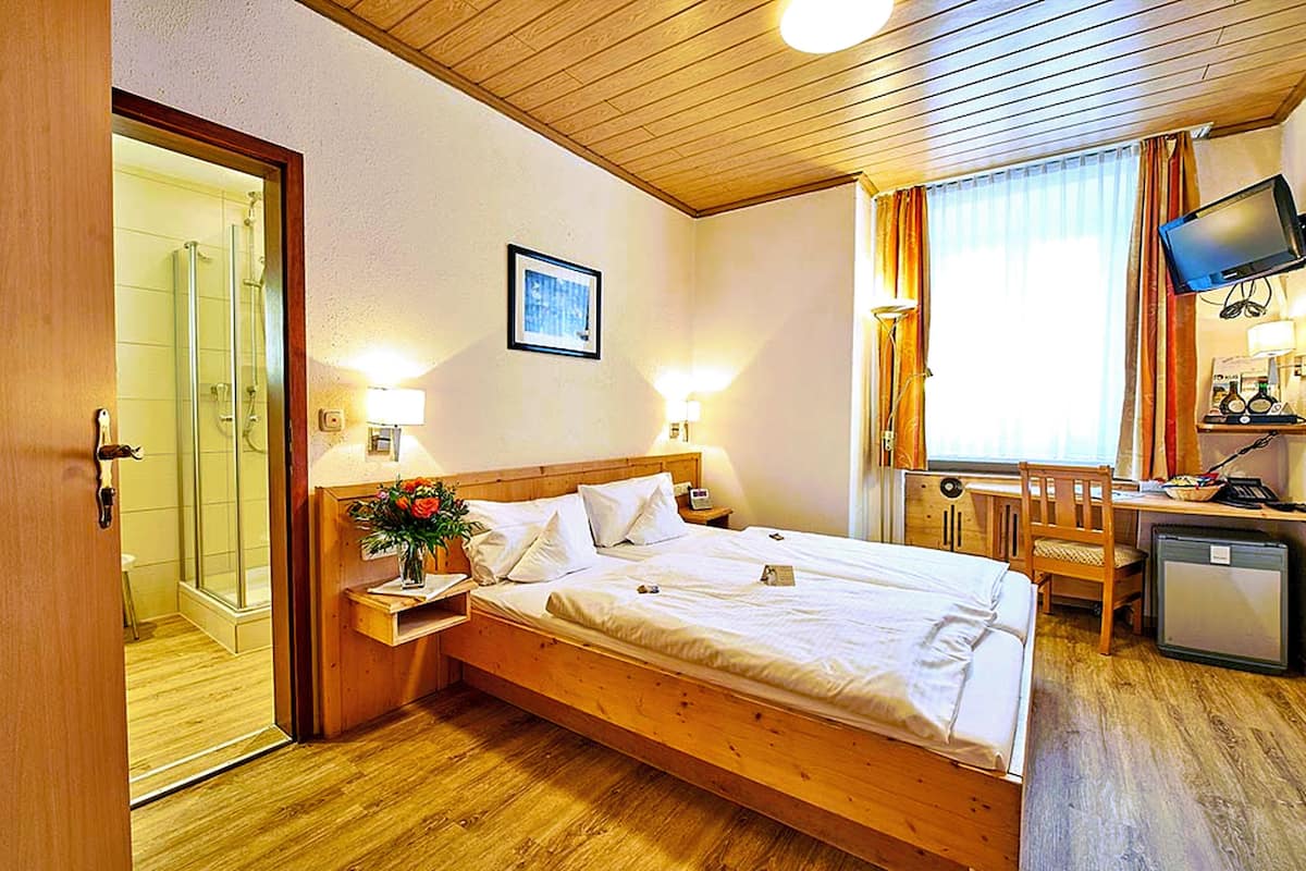 Minibar, safe på rommet, skrivebord og lydisolert