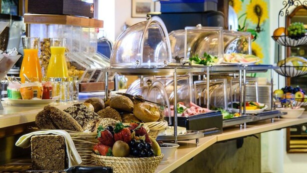 A buffet with various food items and beverages. - AKZENT Hotel Goldner Stern (Wiesenttal)