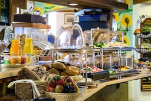 Buffet com diversos alimentos e bebidas.