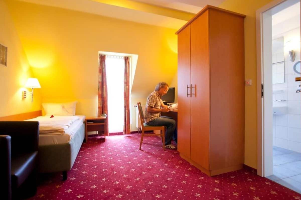 Enkeltrom | Minibar, safe på rommet, skrivebord og lydisolert