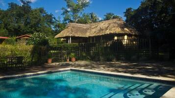 Una piscina al aire libre