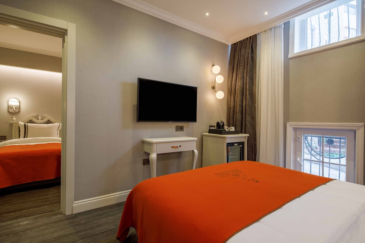 Standard Double Room, Ground Floor | 1 bedroom, Egyptian cotton sheets, premium bedding, minibar