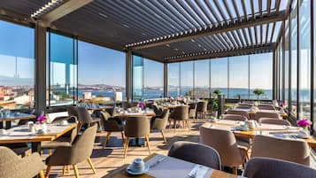 Petit déjeuner et déjeuner servis sur place, spécialités Cuisine turque