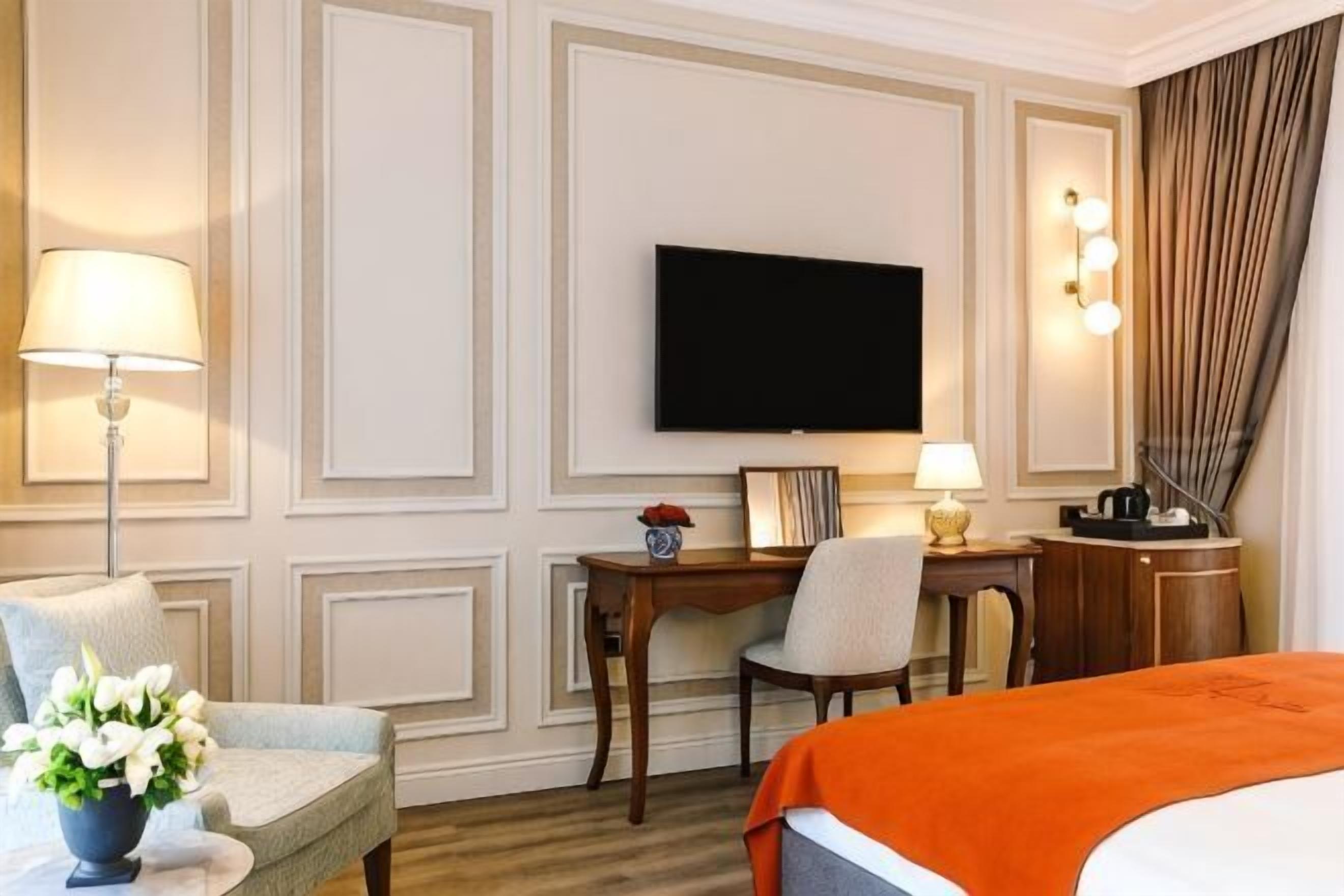 Egyptian cotton sheets, premium bedding, minibar, in-room safe
