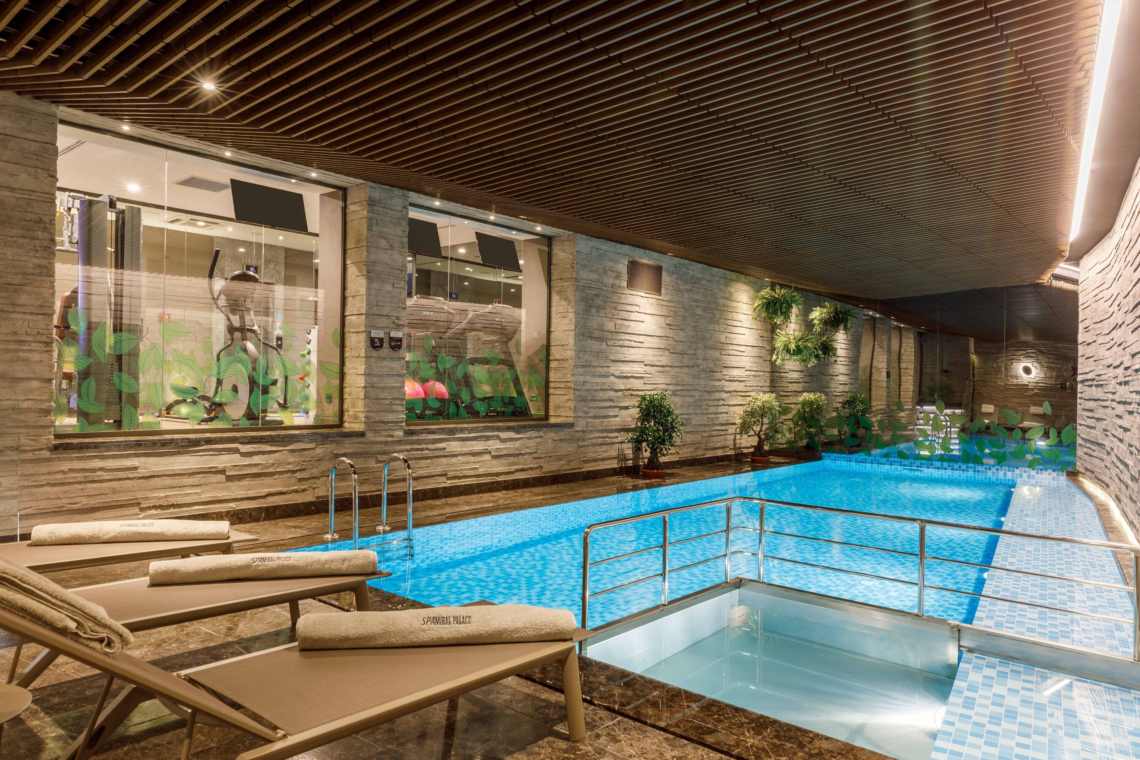 室內游泳池，開放時間為 09:00 至 22:00，提供日光浴躺椅