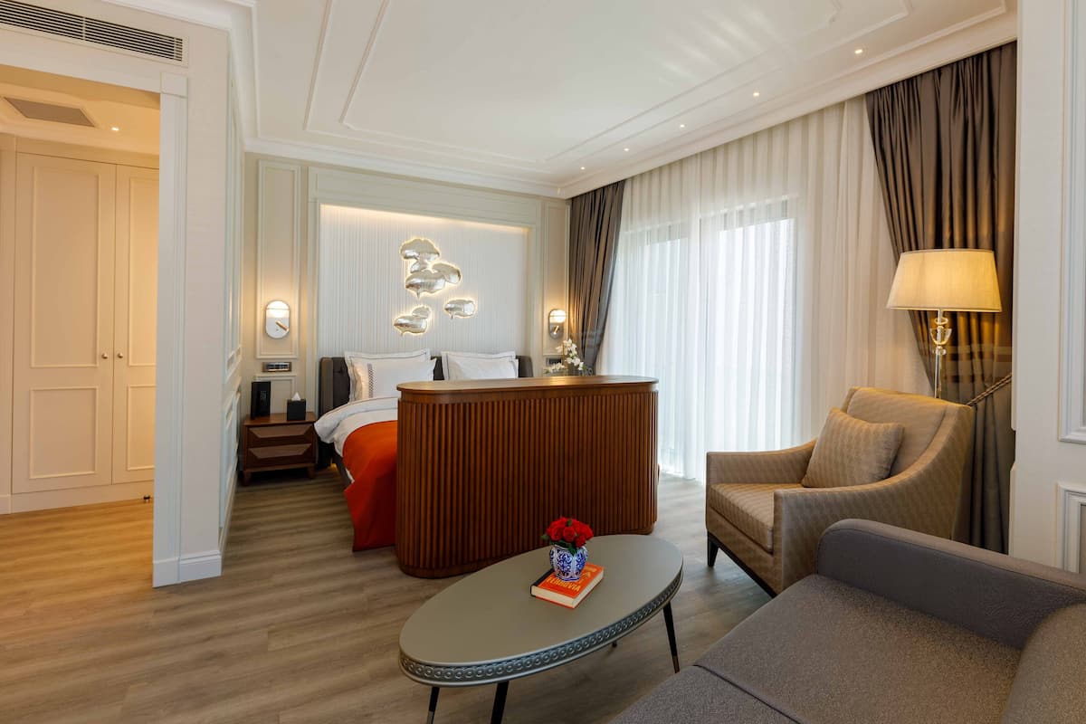 Corner Deluxe Room | Sengetøy i egyptisk bomull, sengetøy av topp kvalitet og minibar