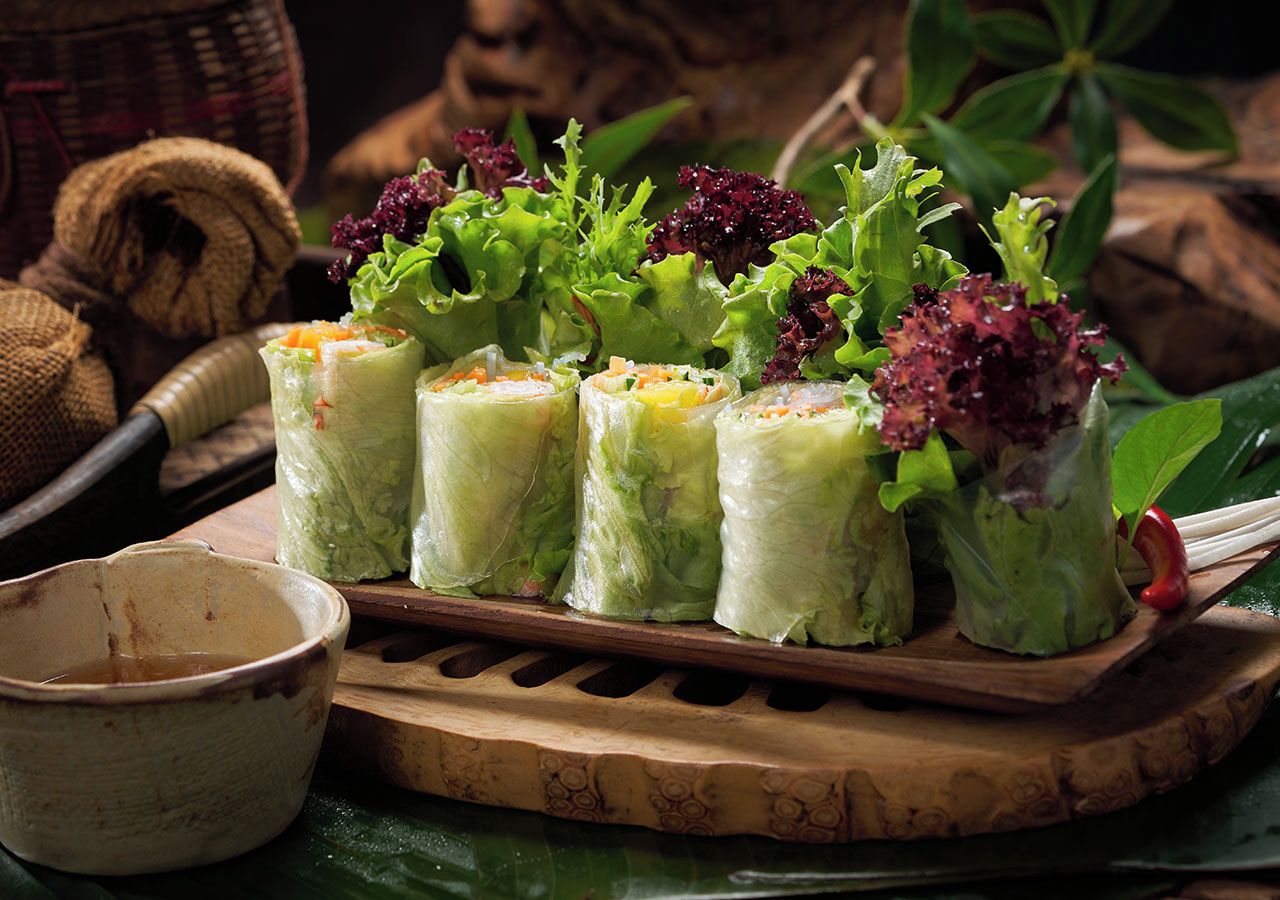 Una tabla de madera con varios alimentos, un bol y un ambiente rústico.