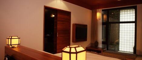 Roupas de cama premium, frigobar, cofres nos quartos