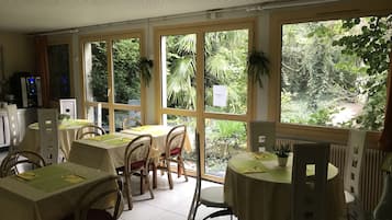 Petit déjeuner continental (7 EUR par personne)