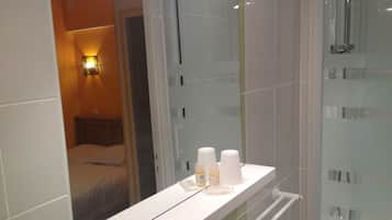 Articles de toilette gratuits, sĂšche-cheveux, serviettes fournies