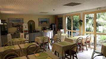 Dagelijks continentaal ontbijt (EUR 7 per persoon)